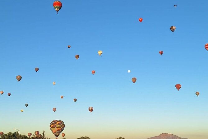 All-inclusive hot air balloon flight over Teotihuacan - Breakfast in a cave or on a terrace