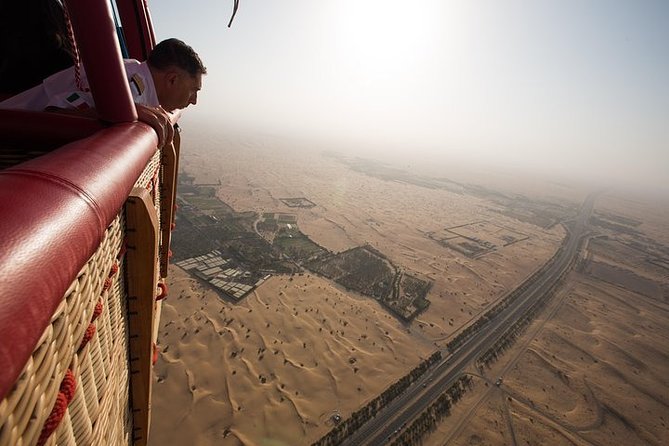 Amazing Hot Air Balloon With Beautiful Desert Sunrise View - A gourmet breakfast with smoked salmon and caviar