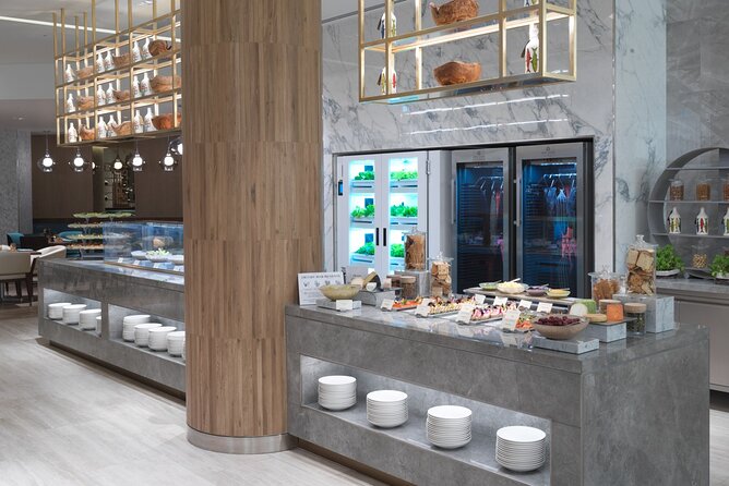 Atlantis the Palm Buffet with Balloon Dubai or Monorail Day Pass - Arriving at Atlantis The Palm