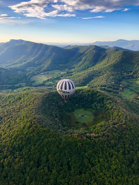 Balloon flight in la Garrotxa with transfer from Barcelona - Coffee, pastries, and the balloon setup