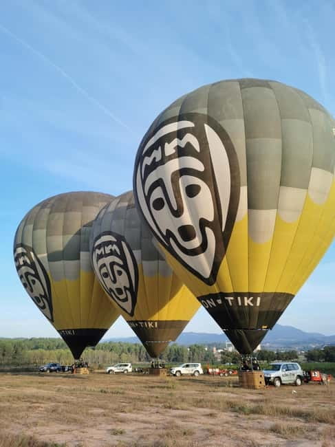Balloon flight: panoramic view of Montserrat and Transport from Barcelona - Landing, Cava, and the country picnic