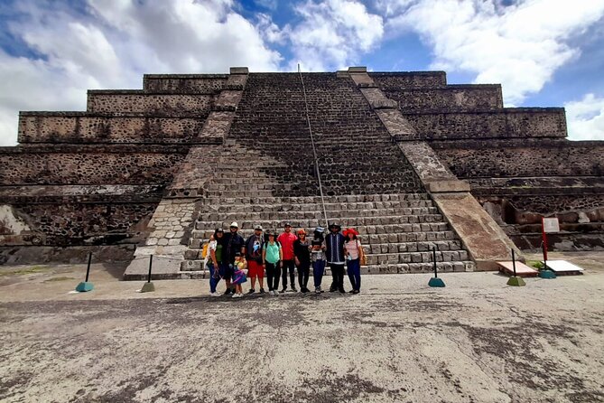 Balloon flight with private transportation and guided tour to Teotihuacán - Private transport and a small group