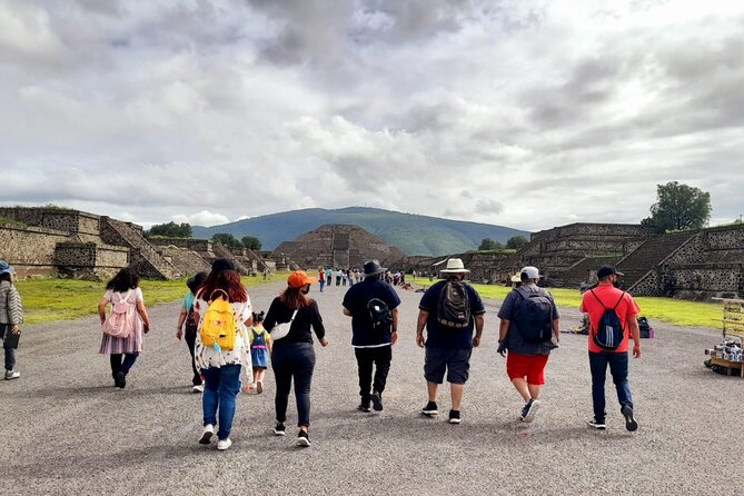 Balloon flight with private transportation and guided tour to Teotihuacán - The 5:00 to 5:30 AM pickup from Mexico City