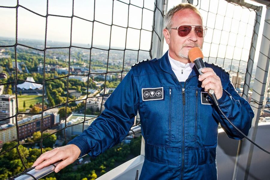 Berlin: Ticket for World Balloon with Perfect View - Rising above Checkpoint Charlie