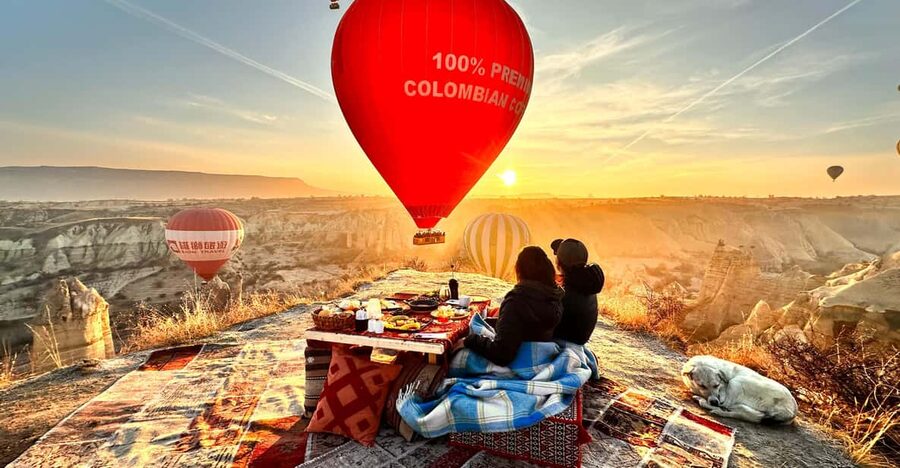 Breakfast with balloons in the valley ( private table ) - A generous Turkish breakfast, not just coffee and a pastry