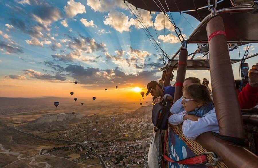Cappadocia: Red Tour and Sunrise Balloon Tour - Breakfast and a sensible pause at your hotel