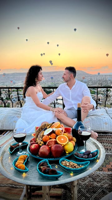 Cappadocia: Terrace Photo Spot With Balloon Flight View - The decoration and what it adds to the photos