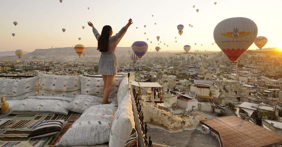 Cappadocia: Terrace Photo Spot With Balloon Flight View - Practical booking advice for a cold morning