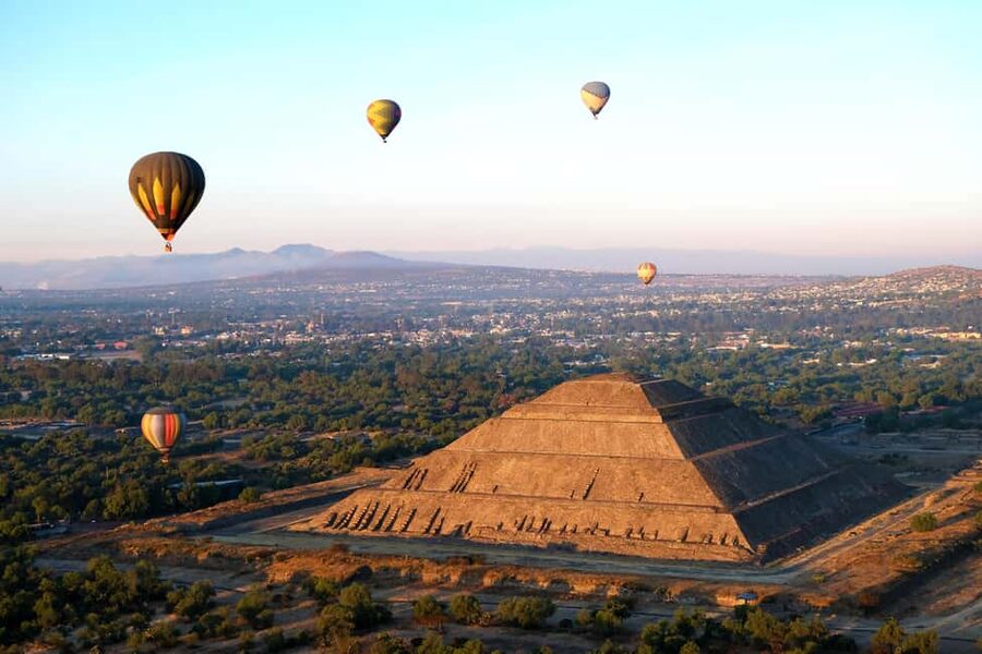 CDMX: balloon ride over Teotihuacan with transportation included - Seeing the Pyramid of the Sun from above