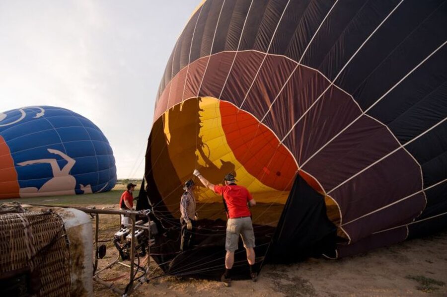 Colorado Springs: Sunrise Hot Air Balloon Flight - Champagne, breakfast, and the flight certificate