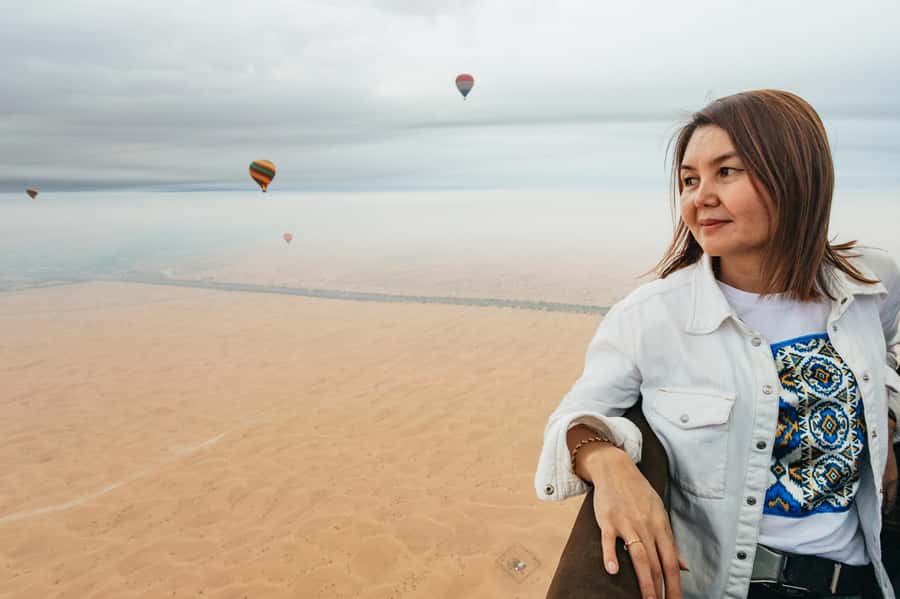 Dubai: Sunrise Balloon Flight with Camel Ride & Breakfast - The desert reserve from above