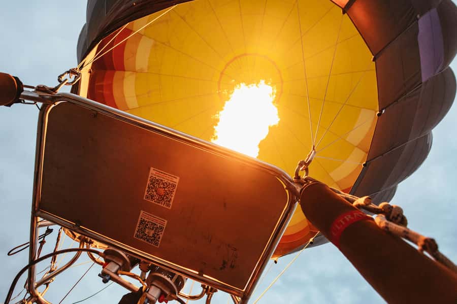 Dubai: Sunrise Hot Air Balloon Tour Over the Desert - Looking down for oryx, gazelles, and camels