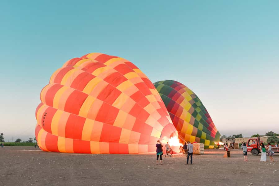 Dubai: Sunrise Hot Air Balloon Tour with E-Certificate - Watching the balloon come alive before takeoff