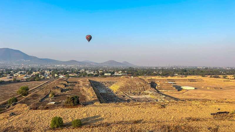 From CDMX: Hot air balloon ride, guided visits to Teotihuacan and Guadalupe - Floating above Teotihuacan