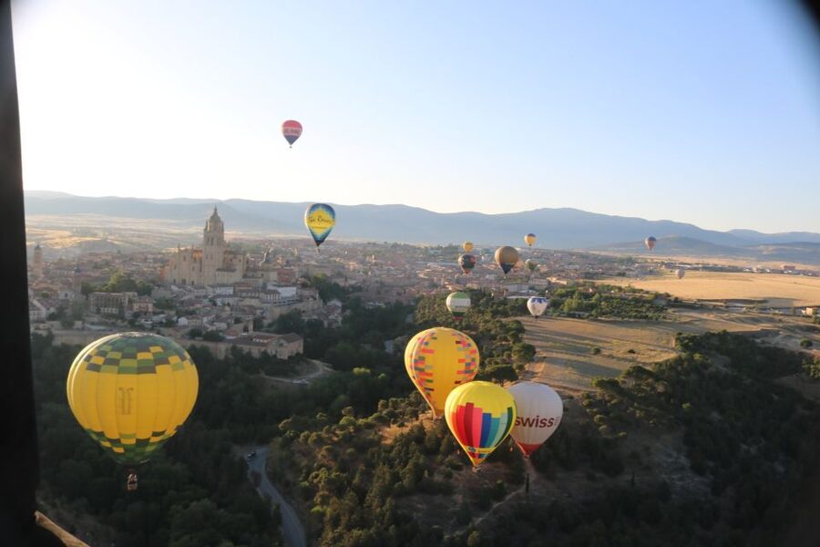 From Madrid: Hot Air Balloon over Segovia with Transfer - One hour above Segovia