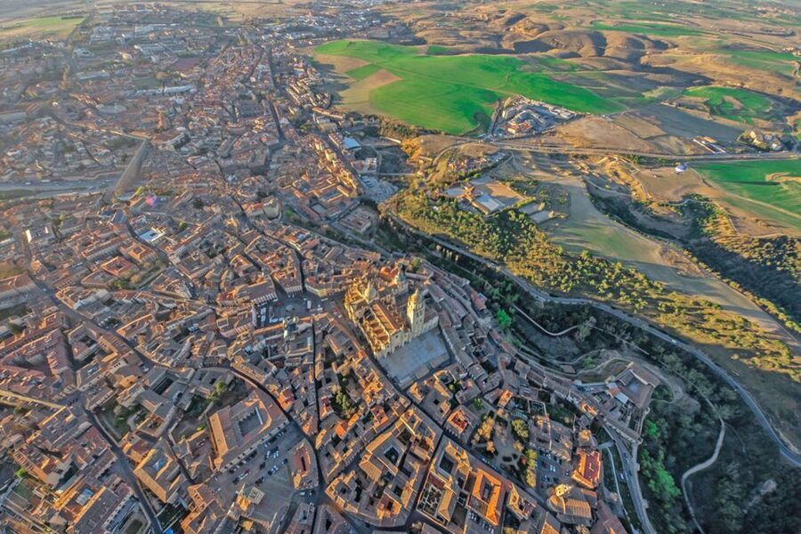 From Madrid: Segovia Hot Air Balloon - The 75-minute flight over Segovia