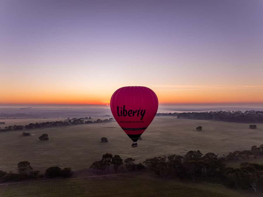 Geelong: Balloon Flight at Sunrise with Breakfast - Meeting before sunrise at Holiday Inn & Suites