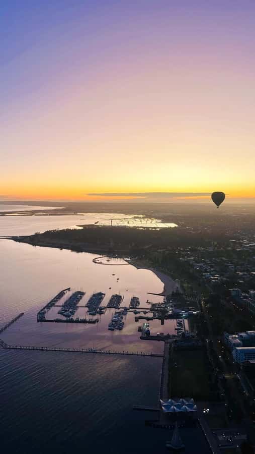 Geelong: Balloon Flight at Sunrise with Breakfast - Helping prepare the balloon before takeoff