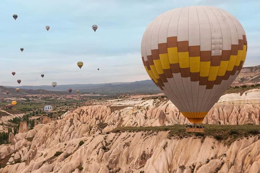 Göreme: Sunrise Hot Air Balloon Ride over Cappadocia - Breakfast while the balloons come to life