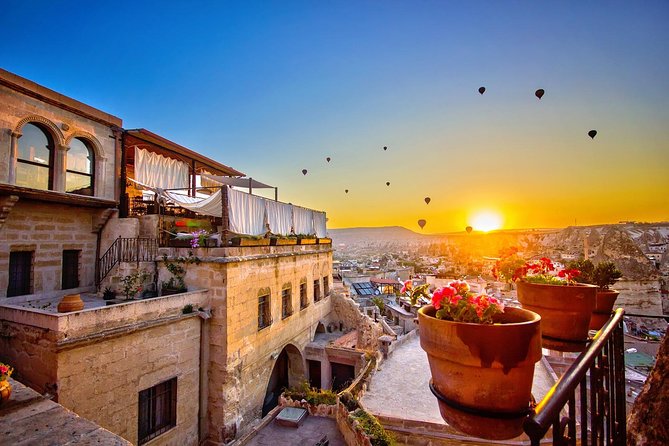 Hot Air Balloon, Best of Red and Green Guided 1-Day Tour - What the guide and group size add