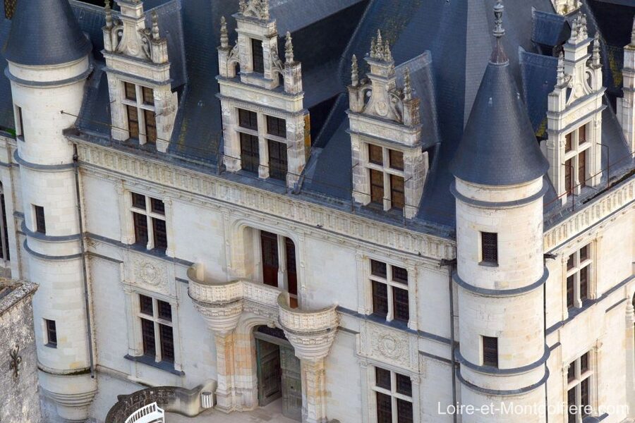 Hot Air Balloon Flight above the Castle of Chenonceau - Preparing the balloon before takeoff