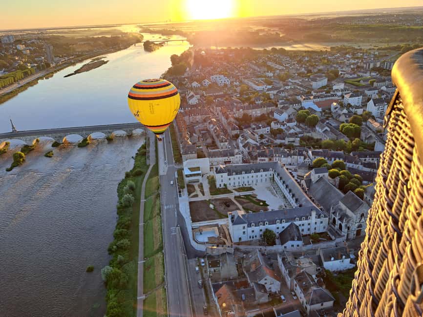 Hot air balloon flight:Chambord, Chenonceau,Cheverny,Blois - The 30-minute ride to the launch site