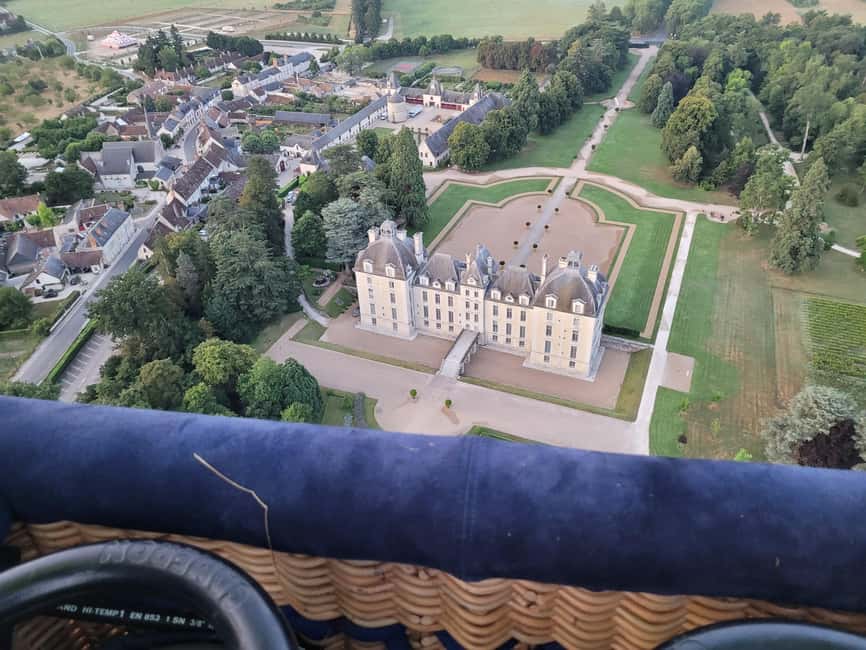 Hot air balloon flight:Chambord, Chenonceau,Cheverny,Blois - One hour between the trees and clouds