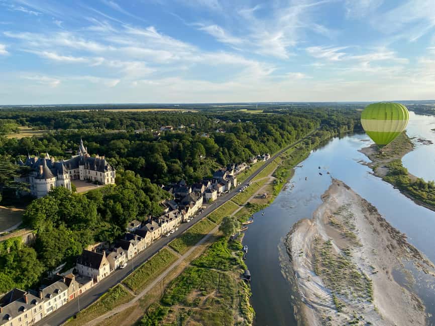 Hot air balloon flight:Chambord, Chenonceau,Cheverny,Blois - Starting at Contres and meeting the crew