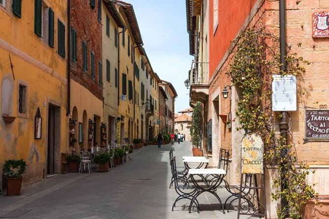 Hot Air Balloon Flight Over Tuscany from Siena - Landing, prosecco, and breakfast in a field