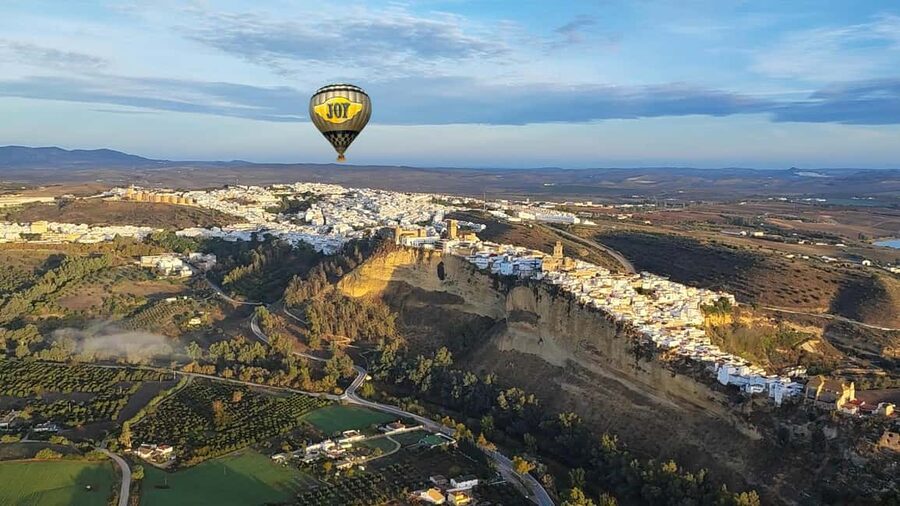 Hot air balloon ride in Antequera (Malaga) - Helping the balloon come alive