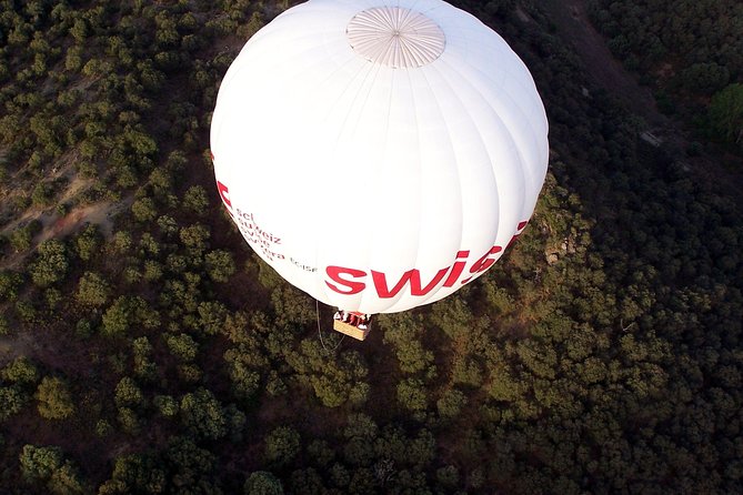 Hot-Air Balloon Ride over Madrid’s Guadarrama Regional Park - What the guides and crew add