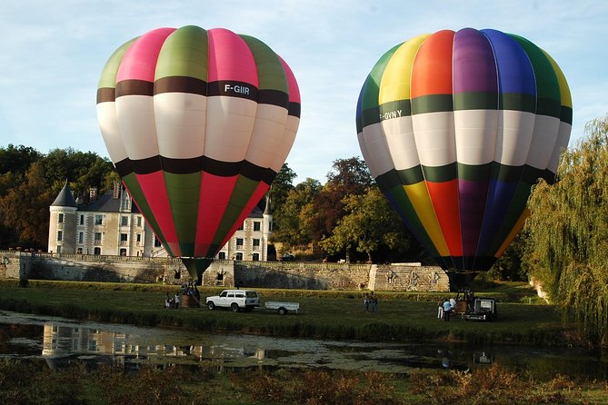 Hot-Air Balloon Ride over the Loire Valley, from Amboise or Chenonceau - Landing, balloon work, and the Champagne toast