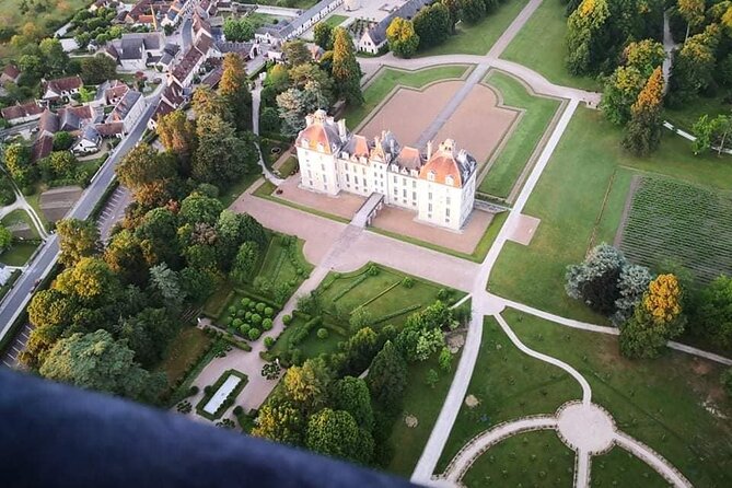 Hot air ballooning: Chambord, Blois, Chenonceau, Cheverny or Chaumont - One hour between treetops and clouds