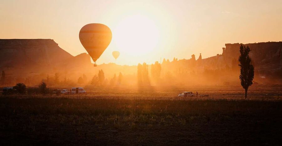Hot air balloons in Goreme red valley - Key points to know before you book
