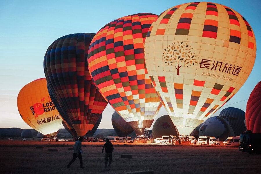 Hot air balloons in Goreme red valley - A small basket and an English-speaking pilot