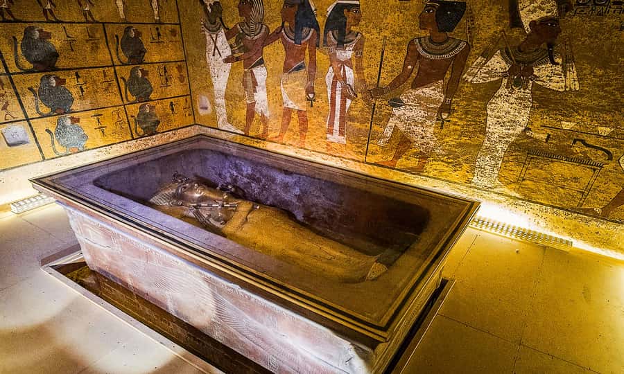 Hurghada: 2-Day Luxor Tour with Hotel, Balloon, & Boat Ride - A long road from Hurghada to Luxor