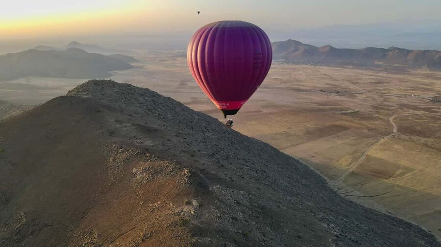 Marrakech: hot-air balloon flight with view of the Atlas Mountains and Berber breakfast - One quiet hour above the red desert