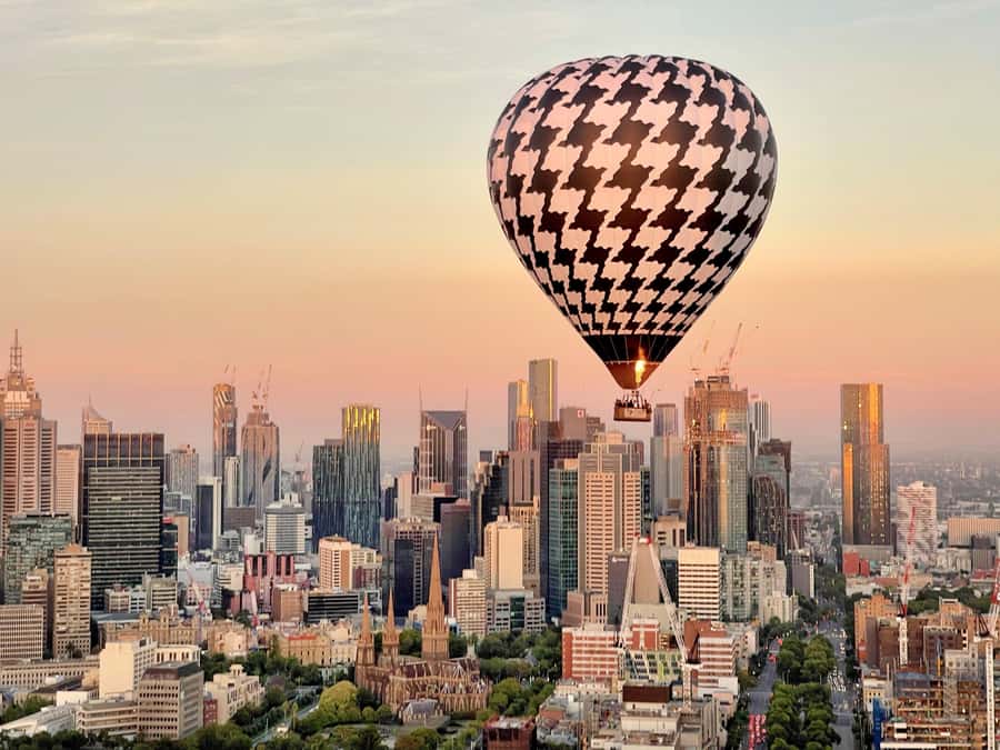 Melbourne: 1-Hour Hot Air Balloon Flight at Sunrise - Meeting before dawn at Pullman Melbourne on the Park