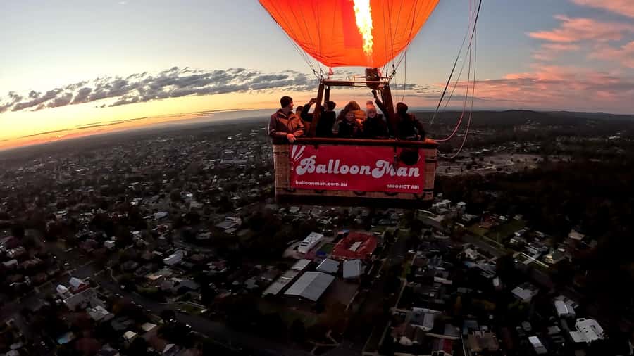 Melbourne Premium Balloon Flight 5-Star Champagne Breakfast - Seeing the Yarra, MCG, and Eureka Tower