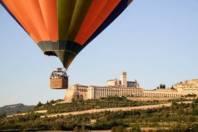 Professional hot air balloon rides at Assisi, Trasimeno in Umbria - One hour above the Umbrian Valley