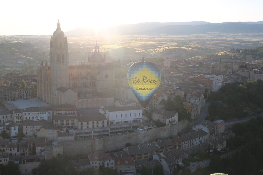 Segovia: Hot Air Balloon Flight with Picnic and Cava - Returning to Segovia in the 4x4