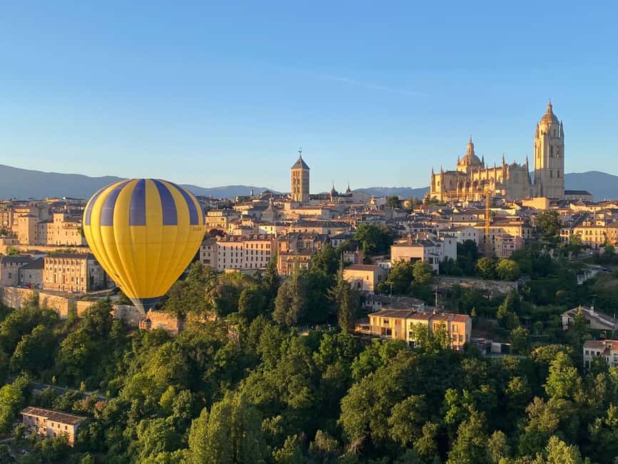 Segovia: Hot-air balloon ride with cava toast - One hour above the Aqueduct, Alcázar, and Cathedral