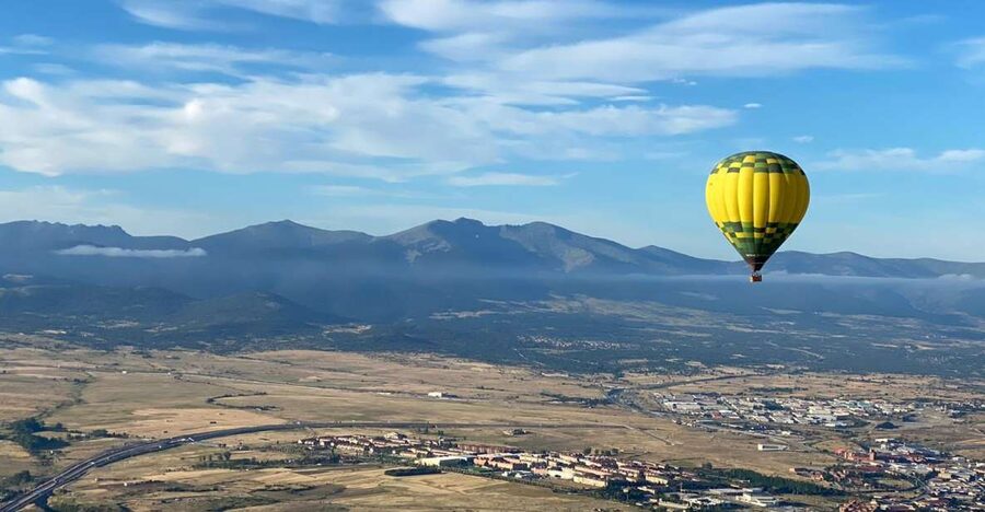 Segovia: Hot Air Balloon Ride with Picnic and Activity Video - One hour above the Alcázar and aqueduct