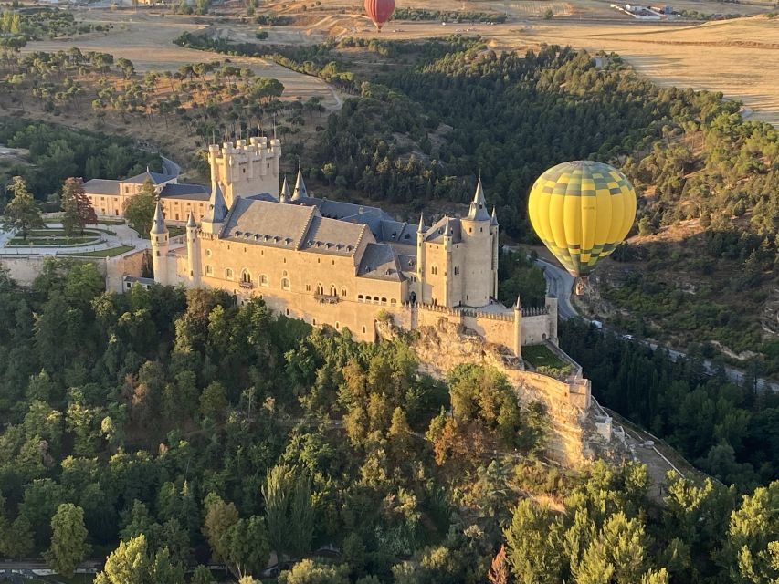 Segovia: Hot Air Balloon Ride with Picnic and Activity Video - Preparing the balloon and meeting the pilot