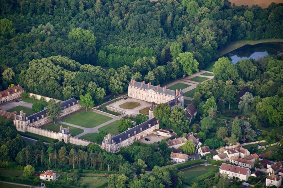South of Paris: hot air balloon flight - From a Van-Sized Parking Area to the Balloon