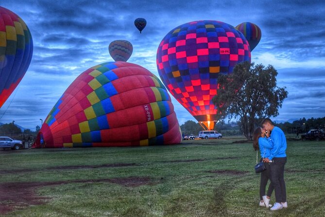 Sunrise HotAir Balloon Adventure Over Teotihuacan's Pyramids - VR360 and Sergio Gomez Chavez before takeoff