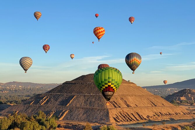 Teotihuacan Hot Air Balloon Flight from Mexico City / Volare - Climbing into a shared balloon basket