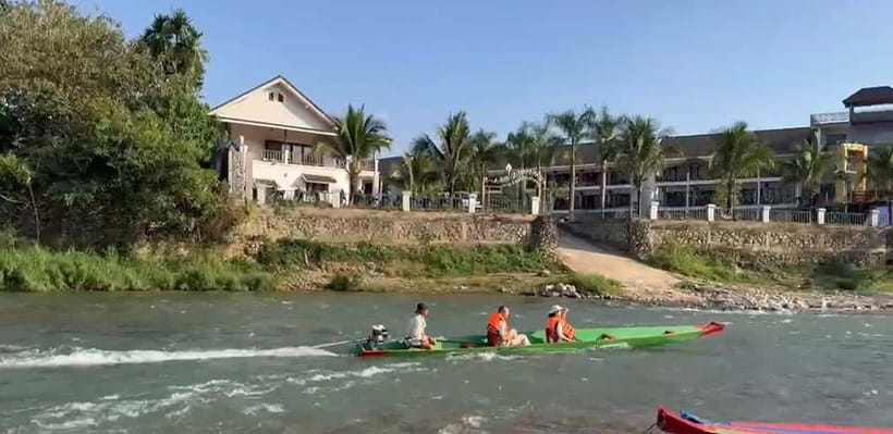 Vang vieng: Longtail boat&Hot Air Balloon&hotel pick-up - Two ways to see Vang Vieng in one outing