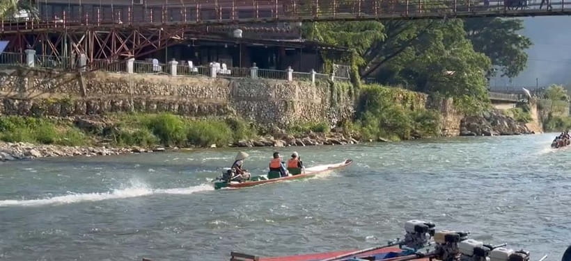 Vang vieng: Longtail boat&Hot Air Balloon&hotel pick-up - The Nam Song River by longtail boat